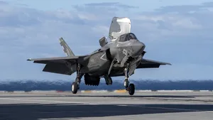 Avion de vânătoare american, nevoit să aterizeze de urgență după ce a fost lovit de un foc de armă iranian