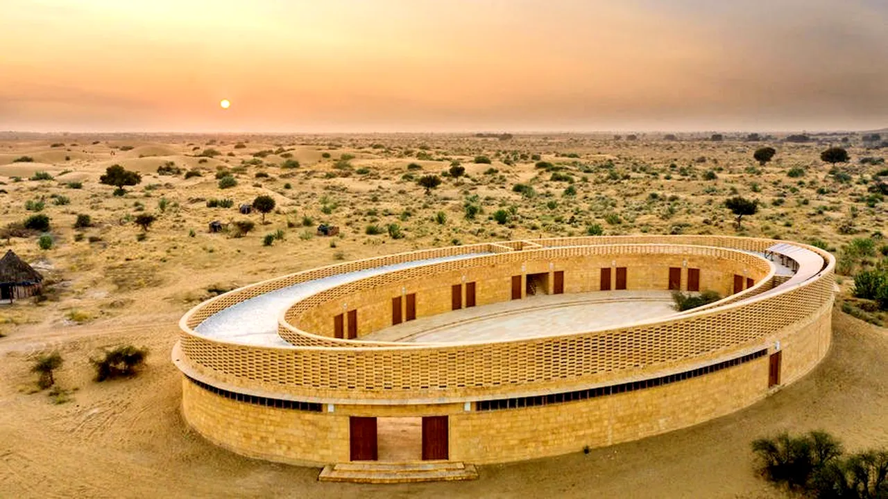 FOTO Şcoala ecologică din gresie, un spaţiu de învăţare confortabil în deşertul indian