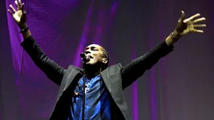 Lemar cântă în deschiderea concertului susţinut de Robbie Williams la Bucureşti - VIDEO