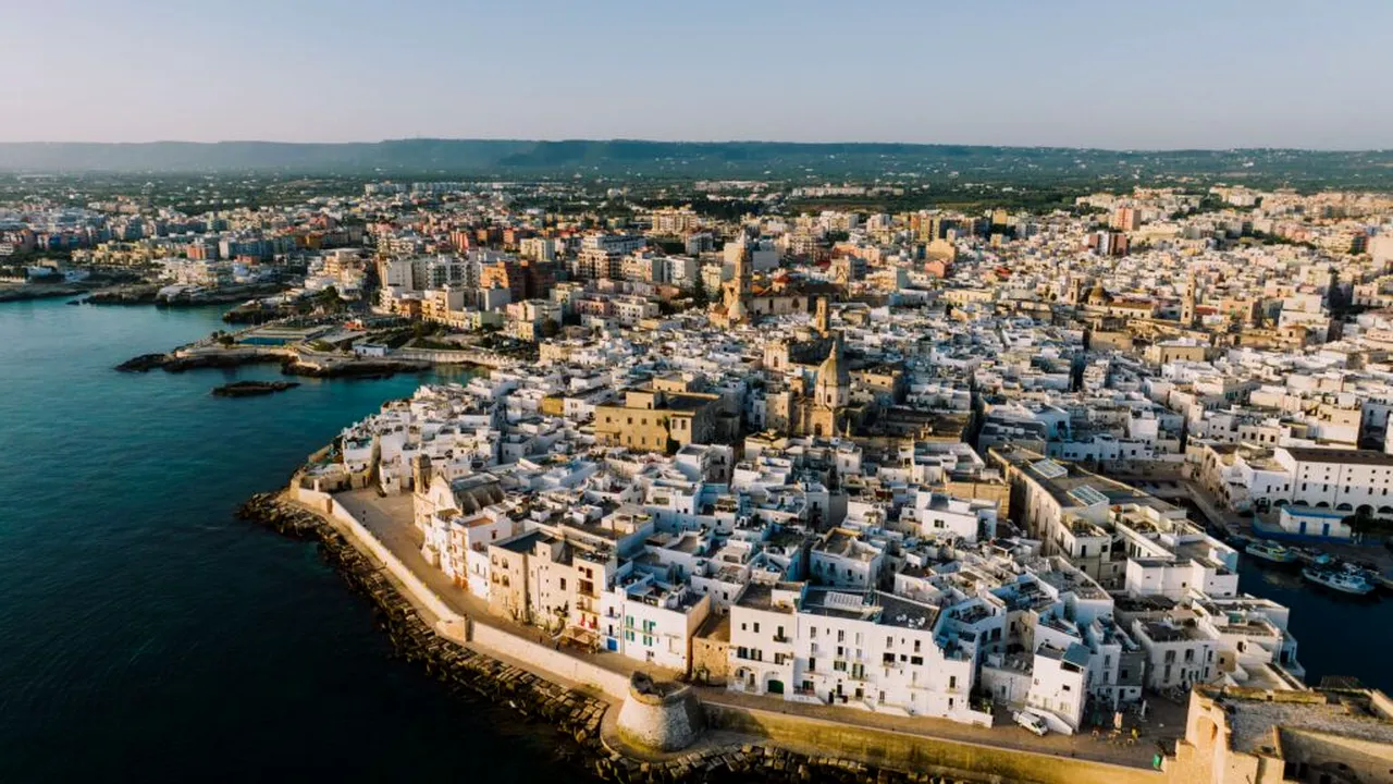 Destinația spectaculoasă din Italia unde casele albe se întâlnesc cu marea turcoaz. Pare desprinsă dintr-o poveste