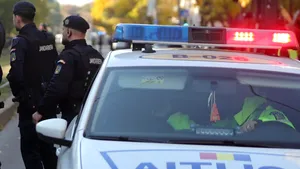 Un Logan a luat foc în urma unui accident în Sectorul 3. O mamă și două fetițe erau în mașină