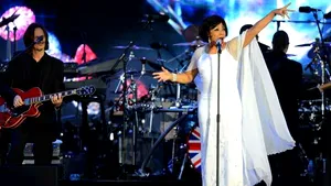 FARSĂ MACABRĂ: Shirley Bassey şi-a anunţat fanii că este încă în viaţă, după ce un muzician a anunţat că ar fi murit