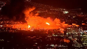 Los Angeles: Incendiu puternic la cea mai mare rafinărie Chevron de pe coasta de vest a SUA