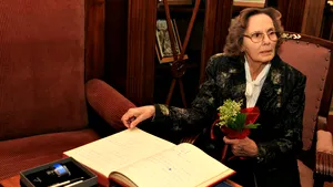 Funeralii regale în România. Românii pot adresa condoleanţe timp de 40 zile şi pot depune flori în memoria Reginei Ana, la Palatul Regal din Bucureşti / Aproape 10,000 de mesaje de condoleanţe - FOTO