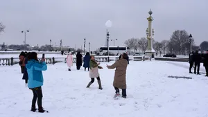 GALERIE FOTO | Haos în Paris. Ninsoarea masivă din ultimele zile a dus la închiderea temporară a Turnului Eiffel şi a creat blocaje în trafic