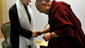 Franţa, avertizată să se aştepte la consecinţe după întâlnirea lui Sarkozy cu Dalai Lama
