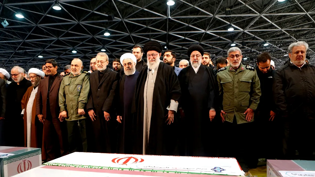 Momentul în care liderul suprem al Iranului plânge peste sicriul generalului Soleimani. Sute de mii de oameni au asistat la înmormântare. VIDEO