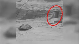 A fotografiat Curiosity o poartă sculptată pe Marte? Imaginea îi bulversează pe conspiraţionişti 