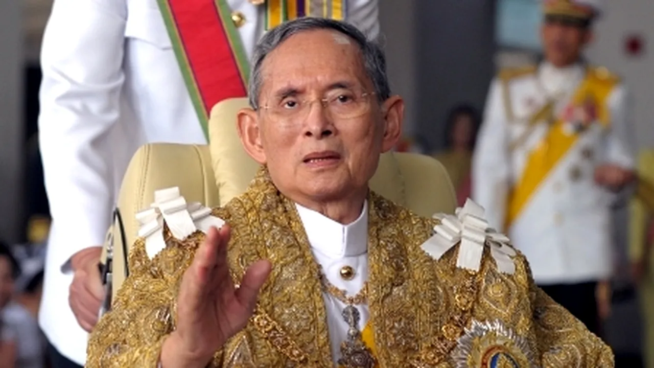 Regele Bhumibol al Thailandei, cel mai în vârstă monarh în exerciţiu, a decedat / Decizie inedită: Perioadă de doliu de un an
