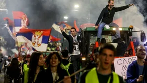 Incidente grave la protestele din Serbia: o mașină a intrat în mulțime, mai multe persoane reținute