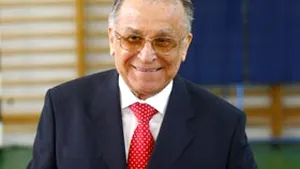 Iliescu se simte bine după operaţia la cot şi participă la şedinţa conducerii PSD