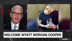 “Fiind gay, n-am crezut că este posibil”. Prezentatorul CNN Anderson Cooper a devenit tată