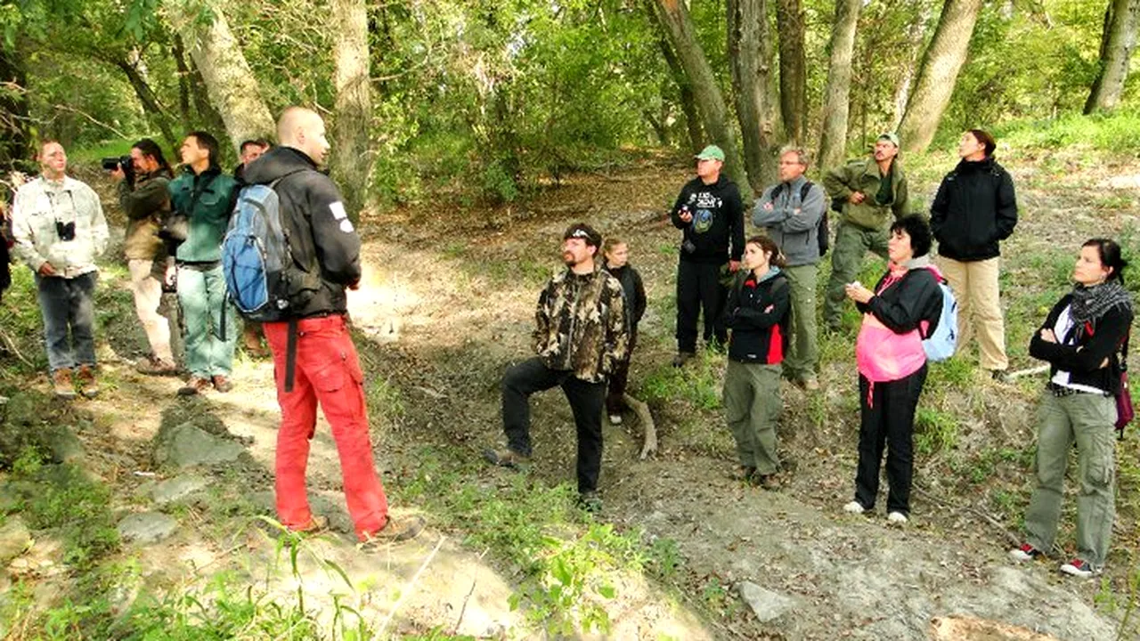 VIDEO Un pădurar a fost împins în apă în timp ce îi ruga pe vizitatori să păstreze distanţa
