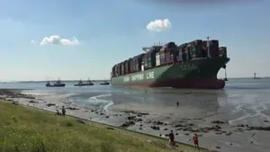 FOTO, VIDEO | Traficul naval în zona portului belgian Anvers este blocat după eşuarea unei nave de 366 de metri
