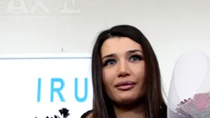 Elena Băsescu, întâmpinată la Congresul Romilor de familia Cioabă cu flori şi cu păpuşa Bărbulică - FOTO