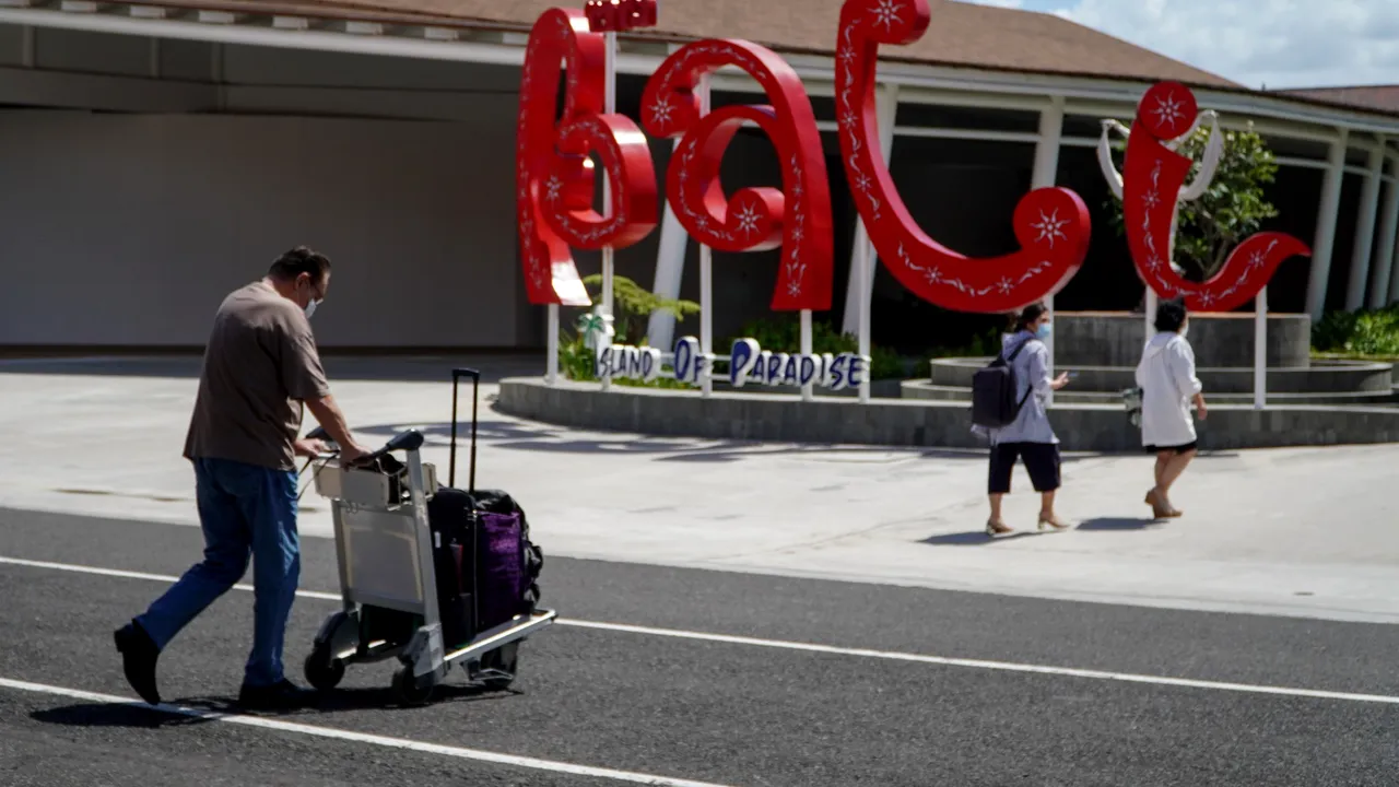 Bali primeşte doar turişti locali 
