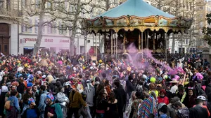 Incidente în Marsilia. Poliţia a folosit  gaze lacrimogene pentru a dispersa miile de persoane care participau la un carnaval neautorizat