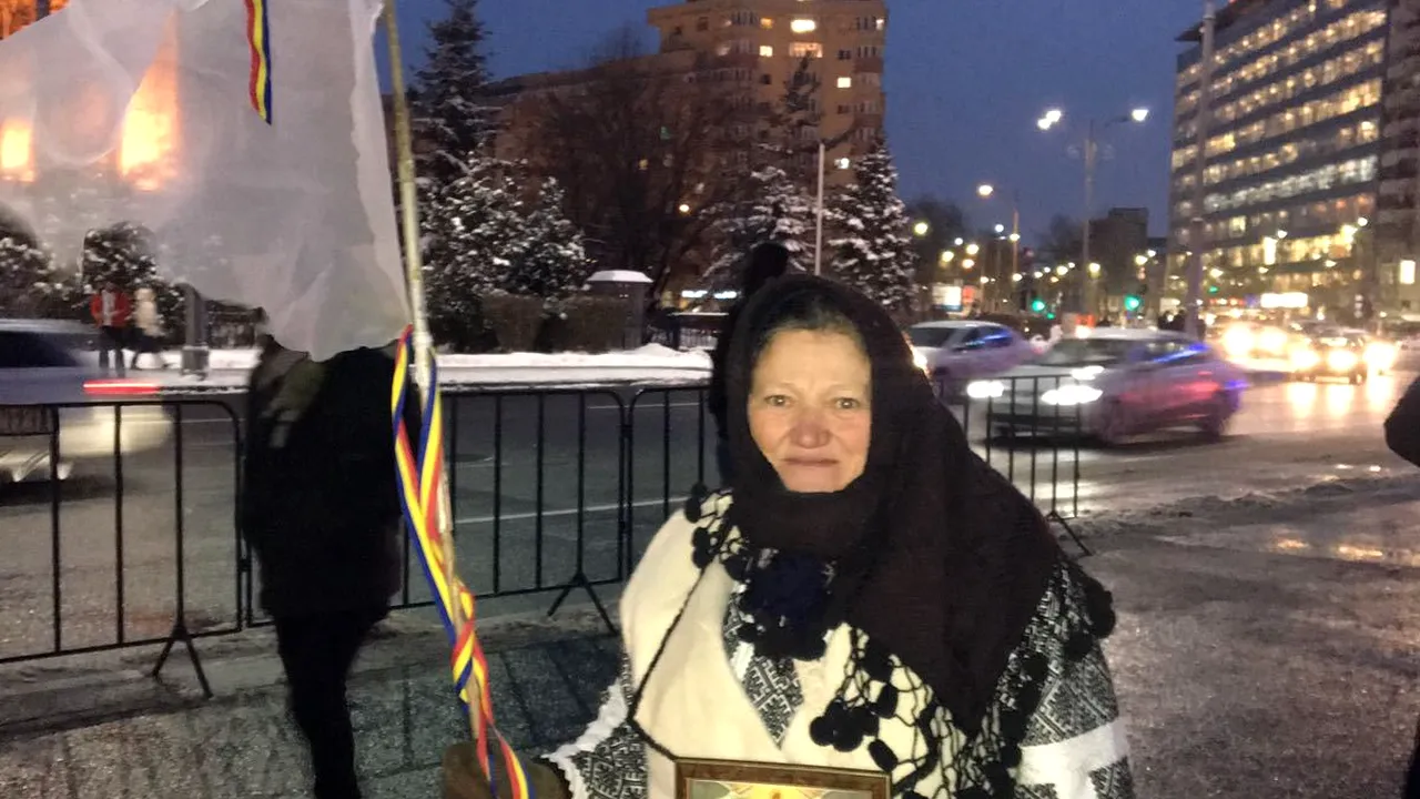 Tanti Lucreţia - femeia care protestează la Guvern în straie tradiţionale
