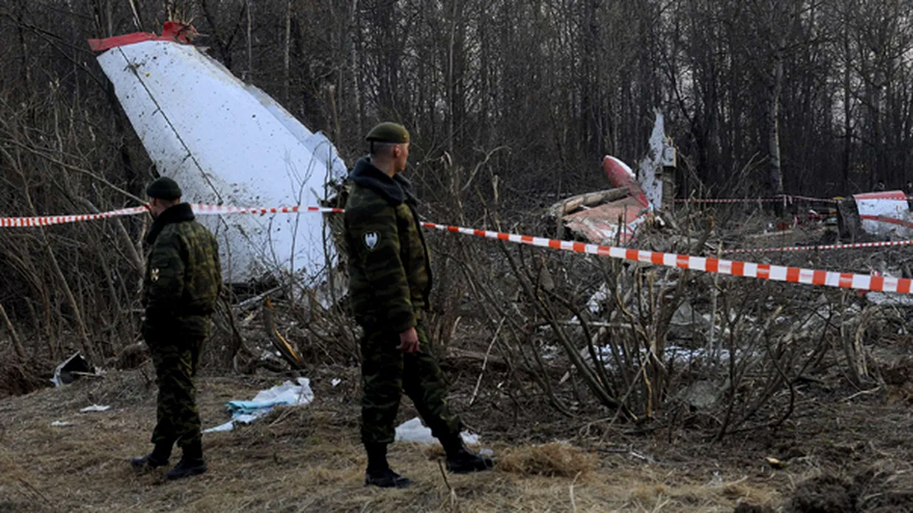 Avionul prezidenţial polonez s-a lovit de copaci la aproximativ un kilometru de pistă