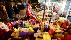 REPORTAJ - Ofertă de 8 Martie la Piaţa de Flori: Preţuri pentru toate buzunarele, marfă fără bon fiscal. Cum arată Piaţa de Flori de Ziua Femeii - FOTO