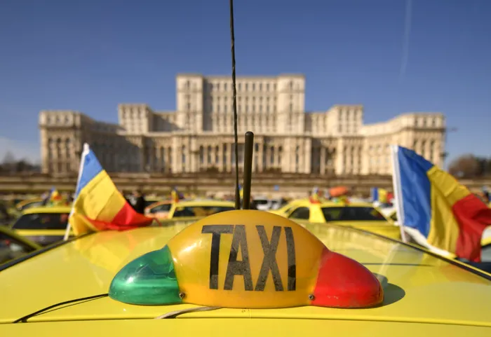 Exclusiv DNA „trage pe dreapta” transportul „la negru” din București, care operează prin platformele partenere BOLT și UBER: mii de șoferi activează fără forme legale, interpușii încasau sume uriașe, firmele nu plăteau taxele. Detalii din ancheta cu prejudiciu de 5,6 milioane de euro