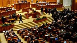 Huiduieli şi aplauze la dezbaterea moţiunii de cenzură, ca la un meci de liga a doua