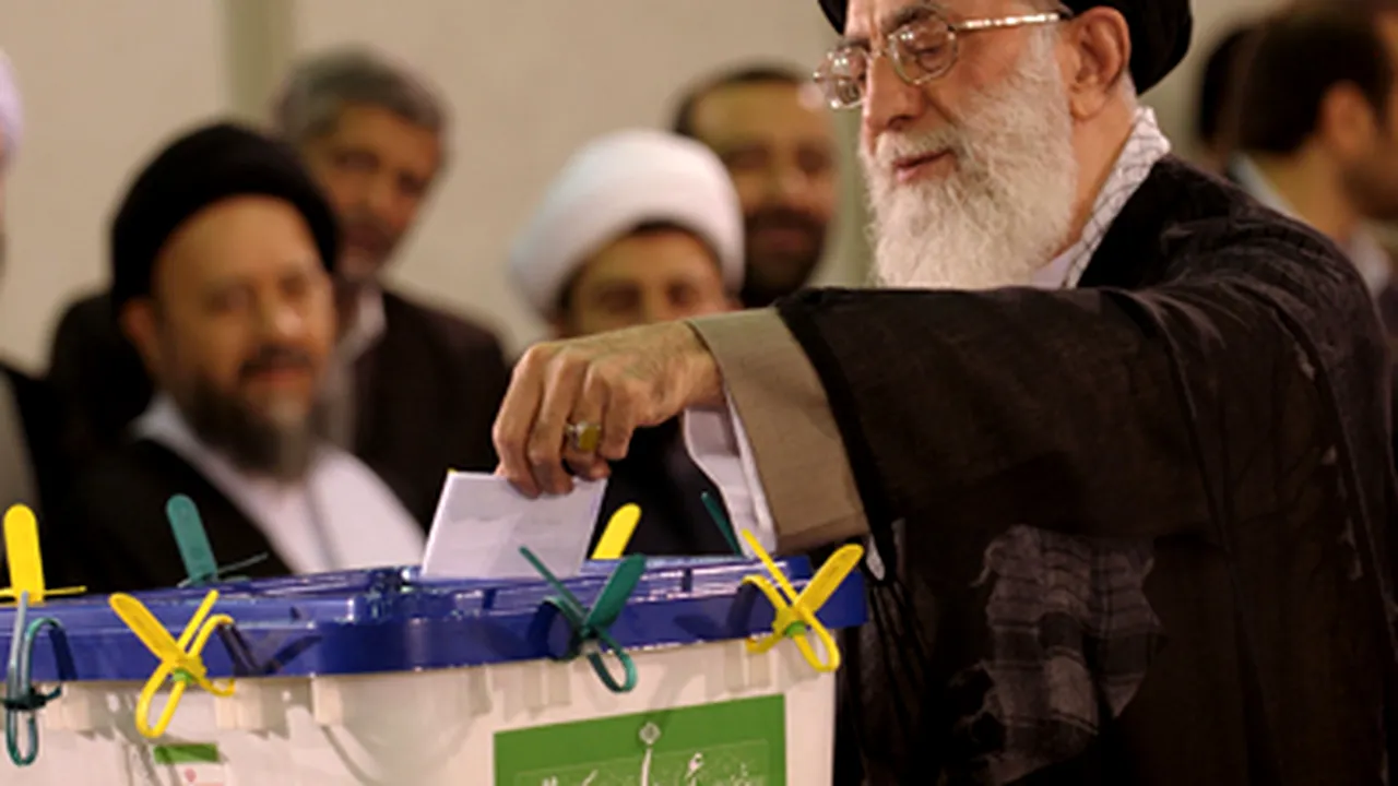 Ayatollahul Ali Khamenei susţine rezultatul scrutinului din Iran
