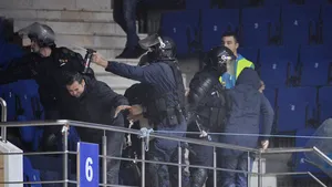 Fanii Stelei şi ai lui Dinamo s-au încăierat în Sala Polivalentă, înainte de partida de handbal. Jandarmii au intervenit cu gaze lacrimogene - FOTO