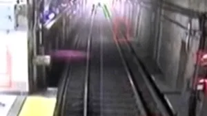 A scăpat cu viaţă, după ce a căzut beată pe şinele metroului!  - VIDEO