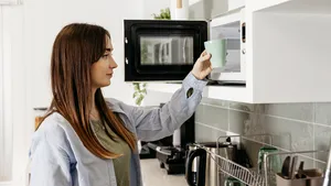 Un nou studiu dezvăluie pericolele ascunse din cuptorul tău cu microunde