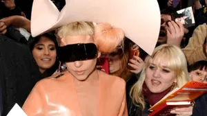 Lady Gaga vorbeşte despre importanţa sexului protejat în rochie 