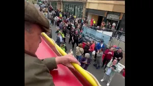 VIDEO Un tânăr britanic este anchetat deoarece l-a atacat pe liderul extremist Nigel Farage