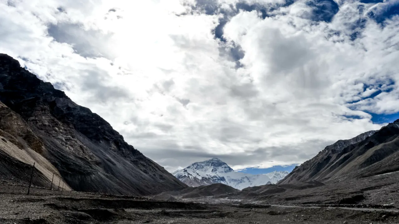 Record pe Everest: peste 1.000 de alpiniști au ajuns pe „acoperișul lumii” într-un singur sezon