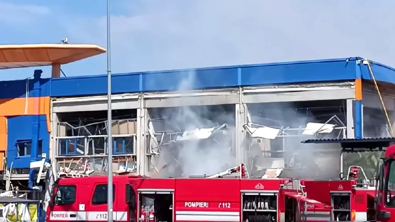 Explozie urmată de incendiu la un magazin de bricolaj din oraşul Botoşani. Cel puţin 10 răniţi. Planul roşu a fost activat / Reacţia companiei după producerea exploziei