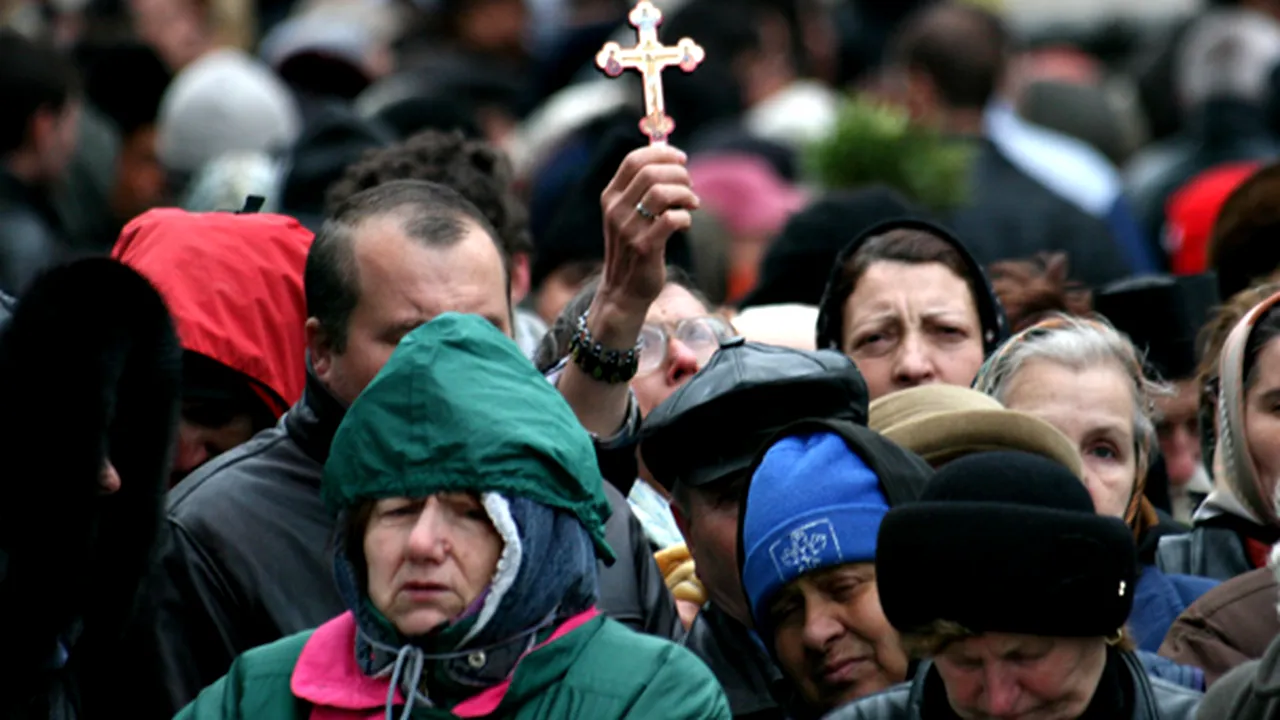 Peste 40.000 de pelerini la mormântul părintelui Arsenie Boca de la Mănăstirea Prislop