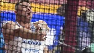 Un tânăr a ajuns la spital, după ce a fost lovit în cap de un ciocan la Campionatul de Atletism din India - FOTO