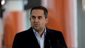 „În fiecare zi, Bolojan și guvernul demis împrumută România cu 1000 de euro”: Ciprian Șerban critică guvernul Bolojan