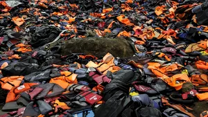 Sute de imigranţi au trecut peste bariera care înconjoară enclava spaniolă Ceuta din Maroc