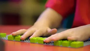 Cum a reușit un nevăzător să ajută alte persoane cu deficiențe de vedere să construiască Lego