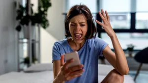 Ce spune psihologia despre cei care se plâng pe WhatsApp