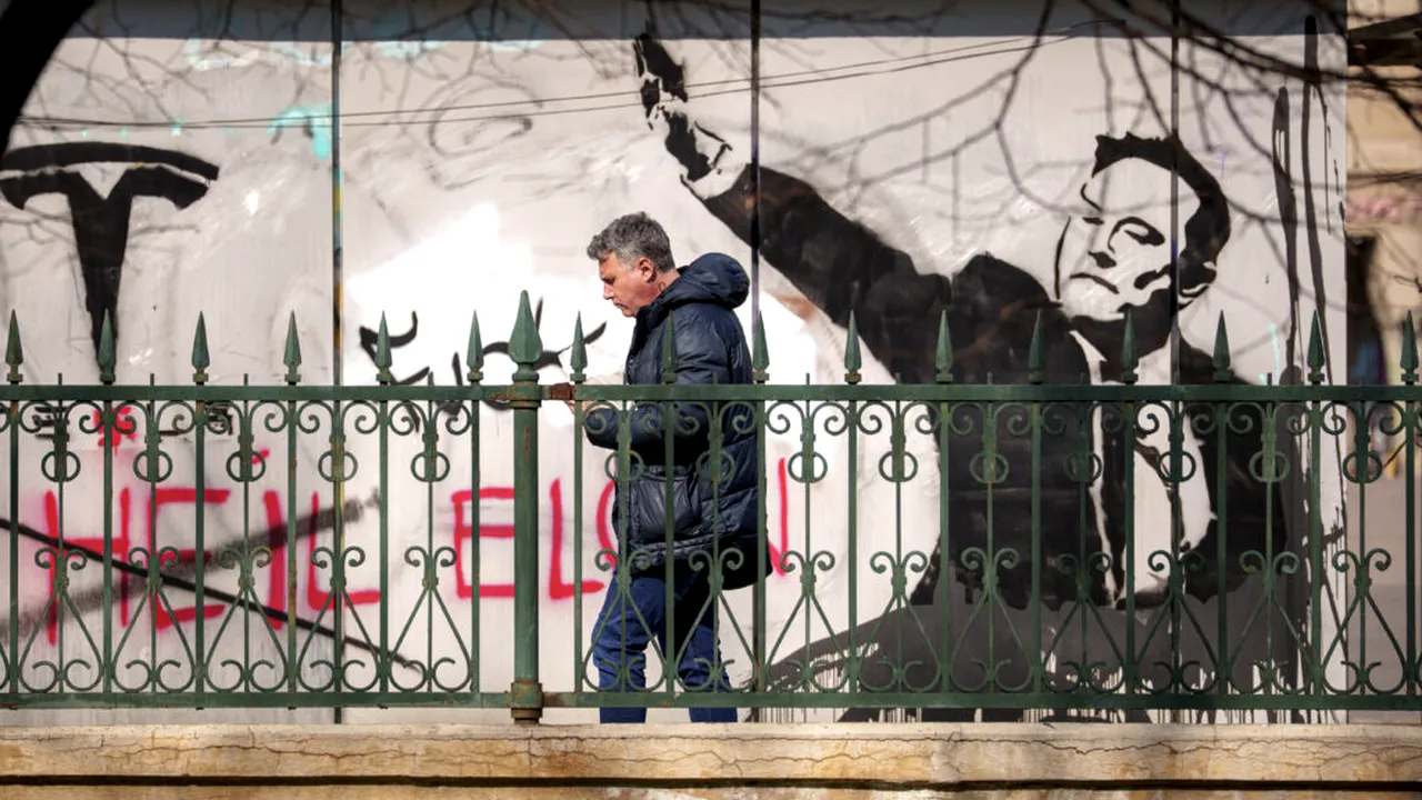 În Capitală a apărut un graffiti cu Elon Musk făcând salutul nazist. Miliardarul a criticat de mai multe ori România 