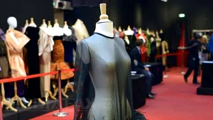 O rochie Yves Saint Laurent, vândută la licitaţie cu aproape 119.000 de euro - FOTO
