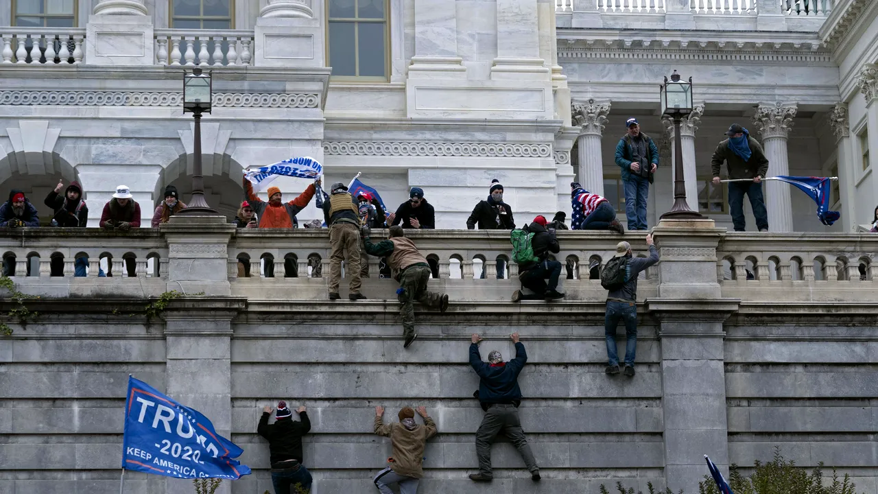 Membri ai unui grup extremist, găsiţi vinovaţi de implicare în violenţele produse la Capitoliu