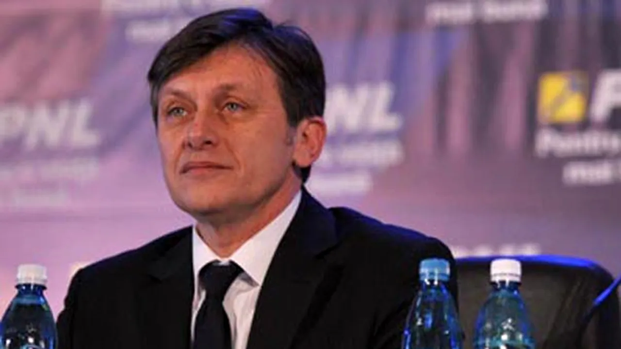 Antonescu îi consideră pe Băsescu şi Geoană responsabili de criza economică din ţară