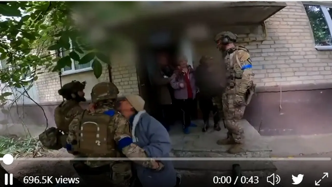 Locuitorii din Balaklia, oraş eliberat, salvaţi din mâinile ruşilor. Oamenii îi îmbrăţişează pe soldaţii ucraineni


