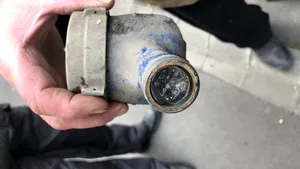 FOTO La Arad, îngheţul a avariat câteva sute de contoare de apă şi zeci de instalaţii interioare