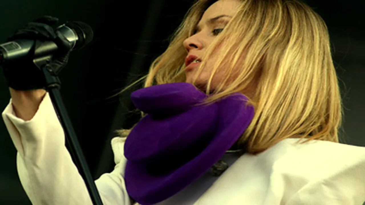 Roisin Murphy, îmbrăcată de un designer român (Video şi Galerie Foto)