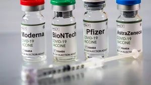 Ar putea oamenii care au reacţii adverse la un vaccin după prima doză să facă rapelul cu alt tip de vaccin? Hong Kong va testa combinarea vaccinurilor