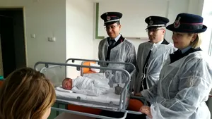 Pompierii din Iaşi au oferit trusou pentru copiii născuţi în noaptea de Crăciun - FOTO
