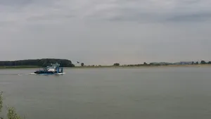 GALERIE FOTO | În dreptul oraşului Galaţi a apărut o INSULĂ pe Dunăre. Noua atracţie le pune probleme navigatorilor, nevoiţi să ocolească câteva sute de metri